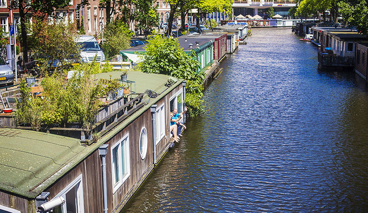 Houseboat-for-rent-in-Amsterdam